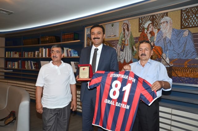 AYDINPINARSPORDAN BAŞKANA PLAKET