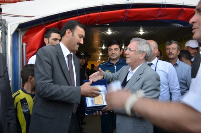 BAŞKANDAN AZİZ YILDIRIMA PLAKET