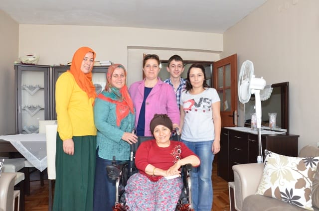 BAŞKAN EŞİNDEN TEKERLEKLİ SANDALYE