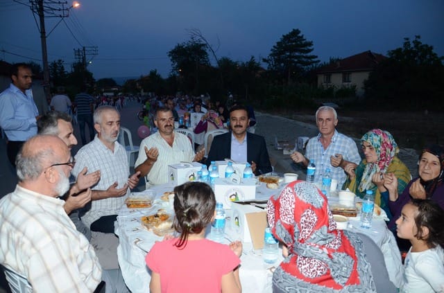 BEYCİLER MAHALLESİNDE 1700 KİŞİLİK İFTAR