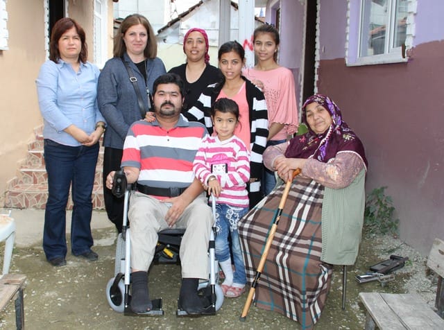 TEKERLEKLİ SANDALYE İLE YÜZLERİ GÜLDÜ