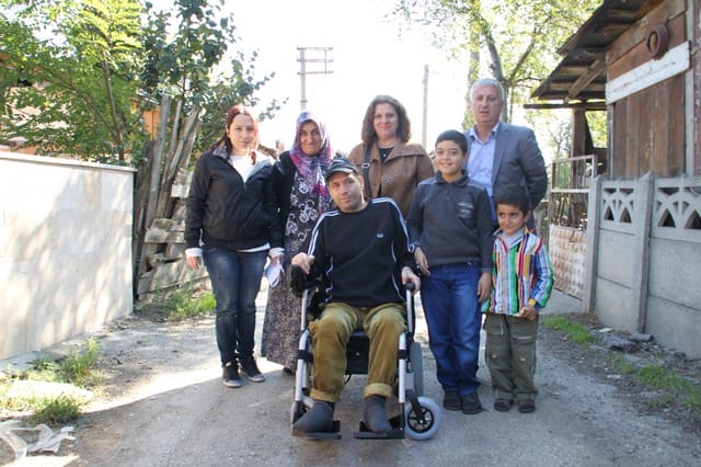 TEKERLEKLİ SANDALYELERİNE KAVUŞTULAR