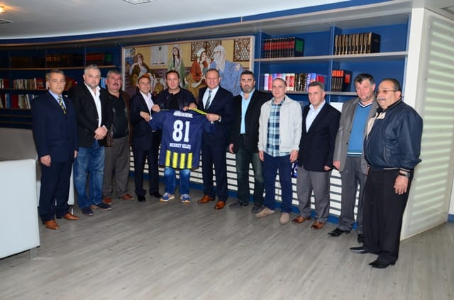 BAŞKAN KELEŞE FORMA HEDİYE ETTİLER
