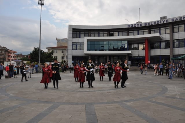 DANSLARIYLA BÜYÜLEDİLER