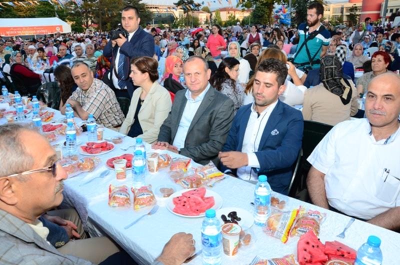 BAŞKAN KELEŞ İFTARDA VATANDAŞLARLA BİR ARAYA GELDİ