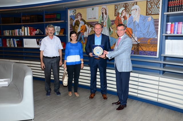 PLAKET TAKDİM ETTİLER