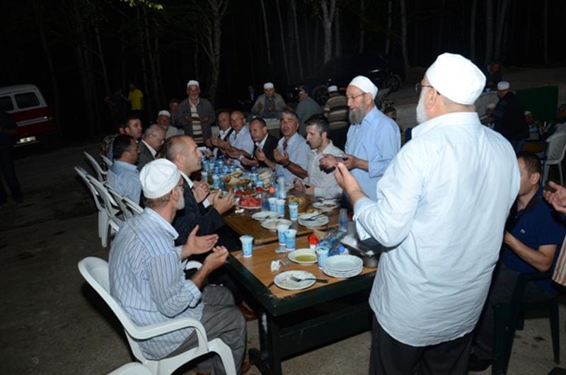 TOKADİ HAYRETTİN TÜRBESİNDE HUZUR DOLU İFTAR YEMEĞİ
