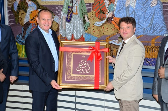 TABLO HEDİYE ETTİLER