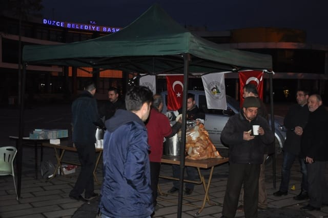 CAMİDEN ÇIKAN VATANDAŞA SICAK İKRAM