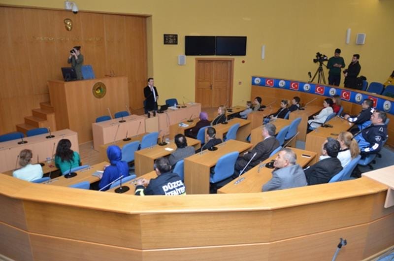 MADDE BAĞIMLILIĞIYLA MÜCADELE İÇİN BELEDİYE PERSONELİNE EĞİTİM VERİLDİ
