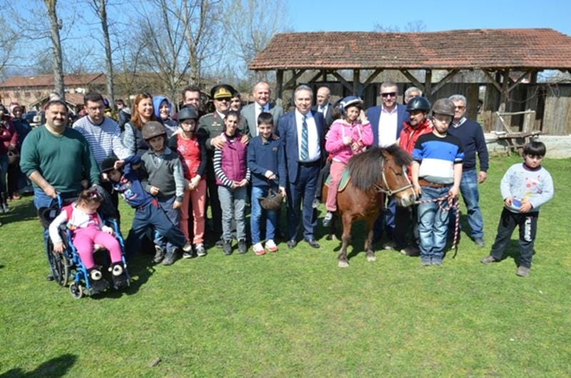 DÜZCE PROTOKOLÜNDEN ENGELLİ ÖĞRENCİLERE ZİYARET