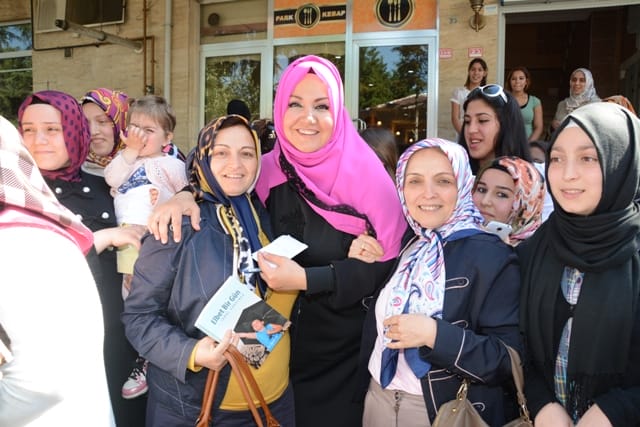 İKBAL GÜRPINAR, DÜZCELİ ANNELERLE BULUŞTU