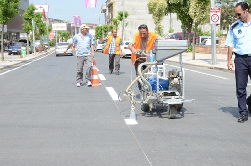 İSTANBUL CADDESİNDE YOL ÇİZGİLERİ TAMAMLANIYOR