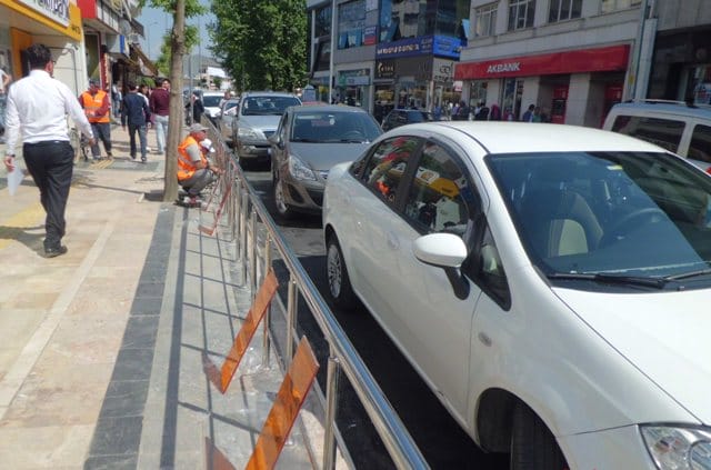 İSTANBUL CADDESİ YAYA KORKULUKLARI BAKIMA ALINDI