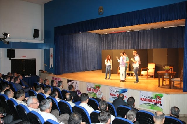 HAYAT İÇİN ELELE HAYDİ SAHNEYE