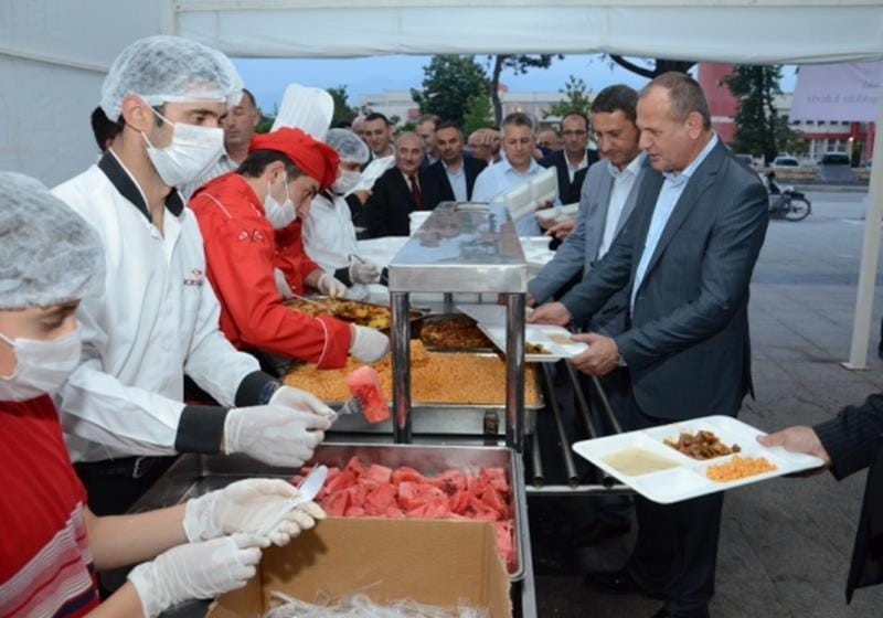 BELEDİYE İFTAR ÇADIRI KURDU