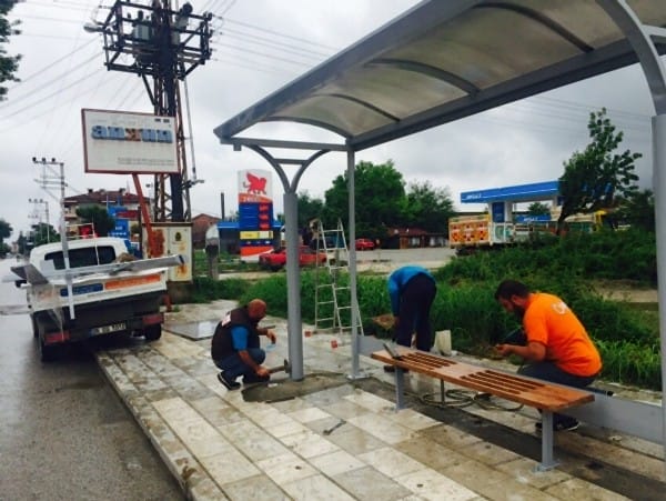OTOBÜS DURAKLARI YENİLENİYOR
