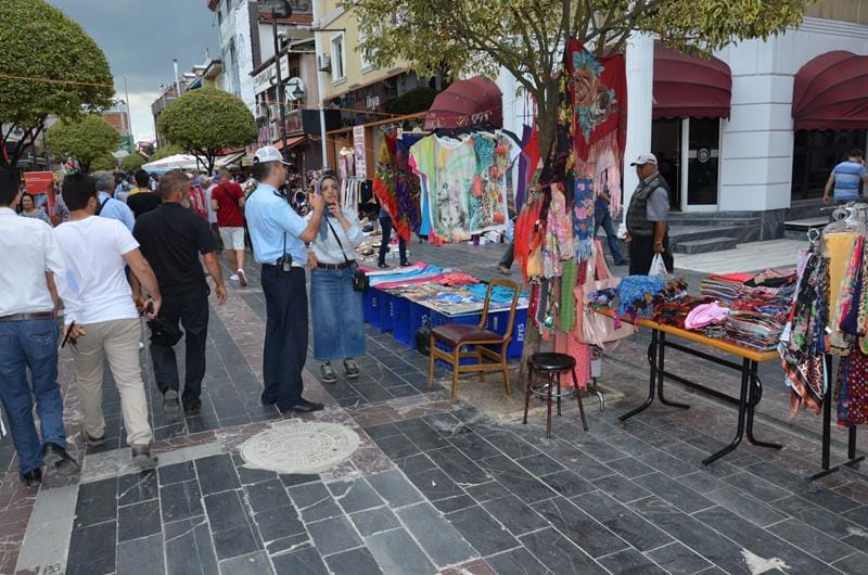 ZABITA EKİPLERİ TEZGAHLARI DENETLİYOR