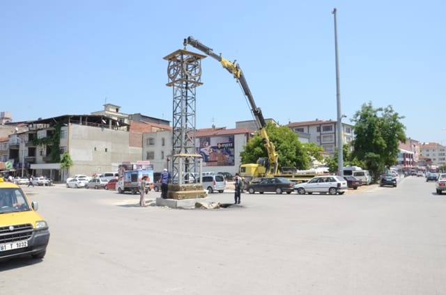 RIHTIM CADDESİ KAVŞAĞI SAAT KULESİYLE ANILACAK
