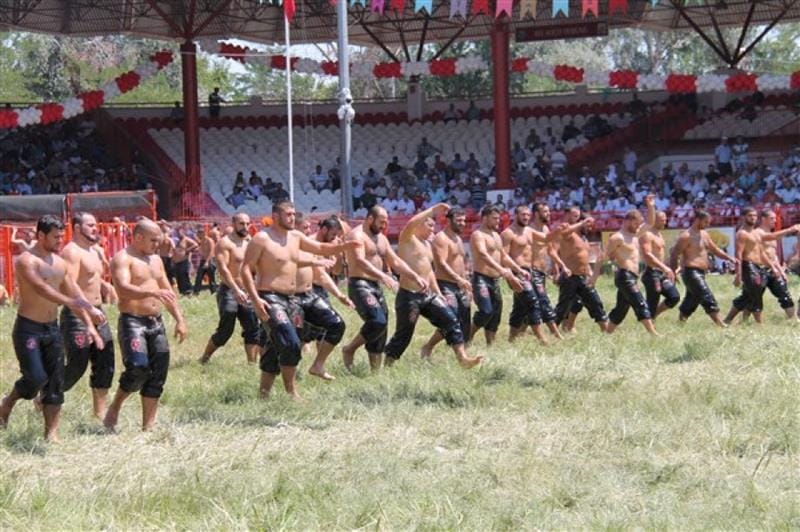 DÜZCELİ GÜREŞÇİLER KIRKPINAR´DA BOY GÖSTERDİ