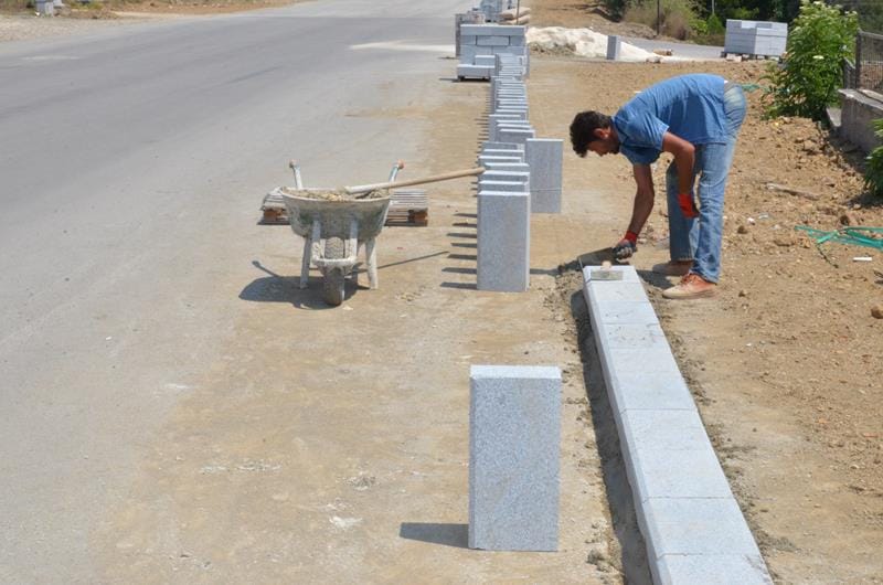 AKINLAR MAHALLESİ KALDIRIM YAPIMI SÜRÜYOR