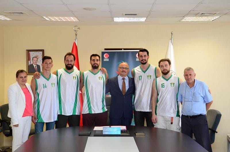BELEDİYESPORUN YENİ OYUNCULARI İMZAYI ATTI