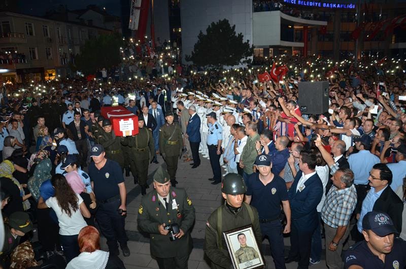 DÜZCE, ŞEHİDİNİ SON YOLCULUĞUNA UĞURLADI