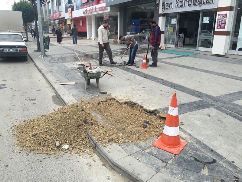 ATATÜRK BULVARINDA KALDIRIMLAR BAKIMA ALINDI