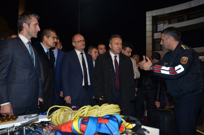 VALİ DEPREM SERGİLERİNİ GEZDİ