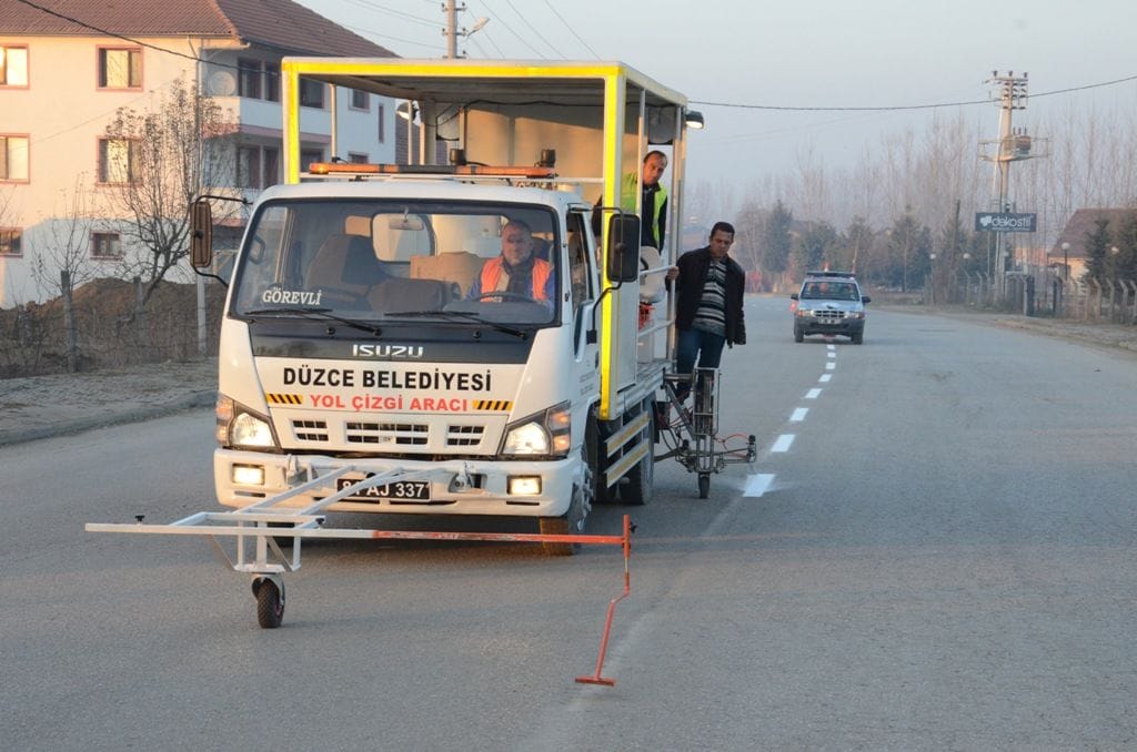 YOL ÇİZGİLERİ İLE TRAFİK DÜZENLEMESİNE KATKI