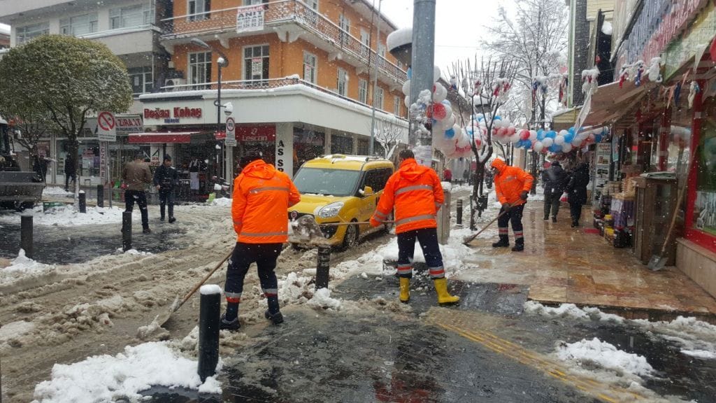 ALIŞVERİŞİN YOĞUN OLDUĞU ALANLARDA TEMİZLİK