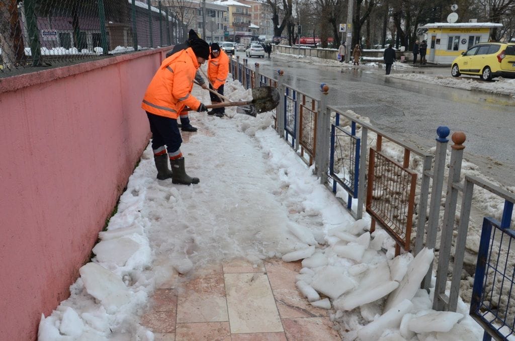 OKUL ÖNLERİ TEMİZLENİYOR