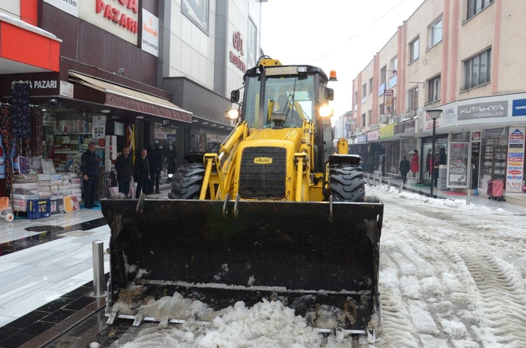 KIZILAY MEYDANI TAMAMEN TEMİZLENDİ