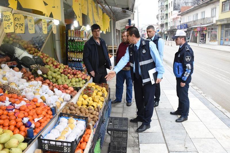 BELEDİYEDEN KALDIRIM İŞGALİ OPERASYONU