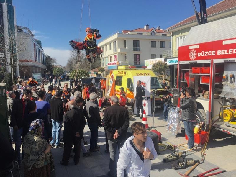 DÜZCE İTFAİYESİ DEPREM TATBİKATI YAPTI