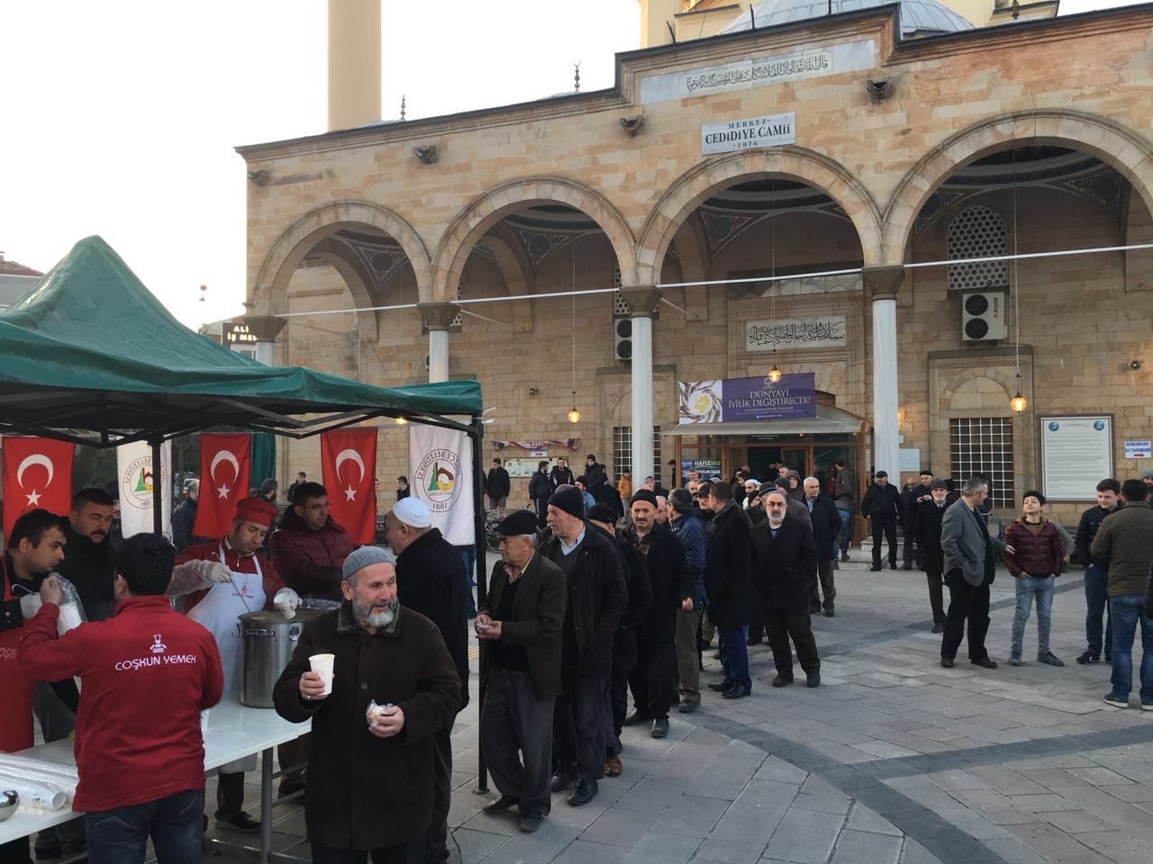 DÜZCE BELEDİYESİ ÇORBA DAĞITTI