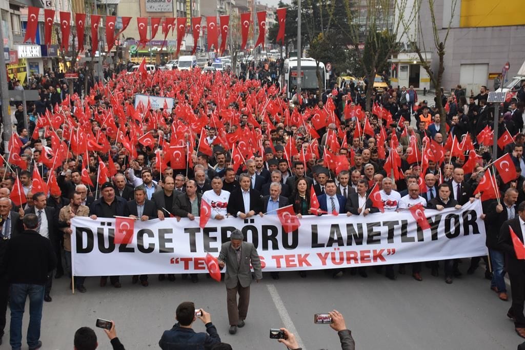 DÜZCE TERÖRE LANET İÇİN YÜRÜDÜ