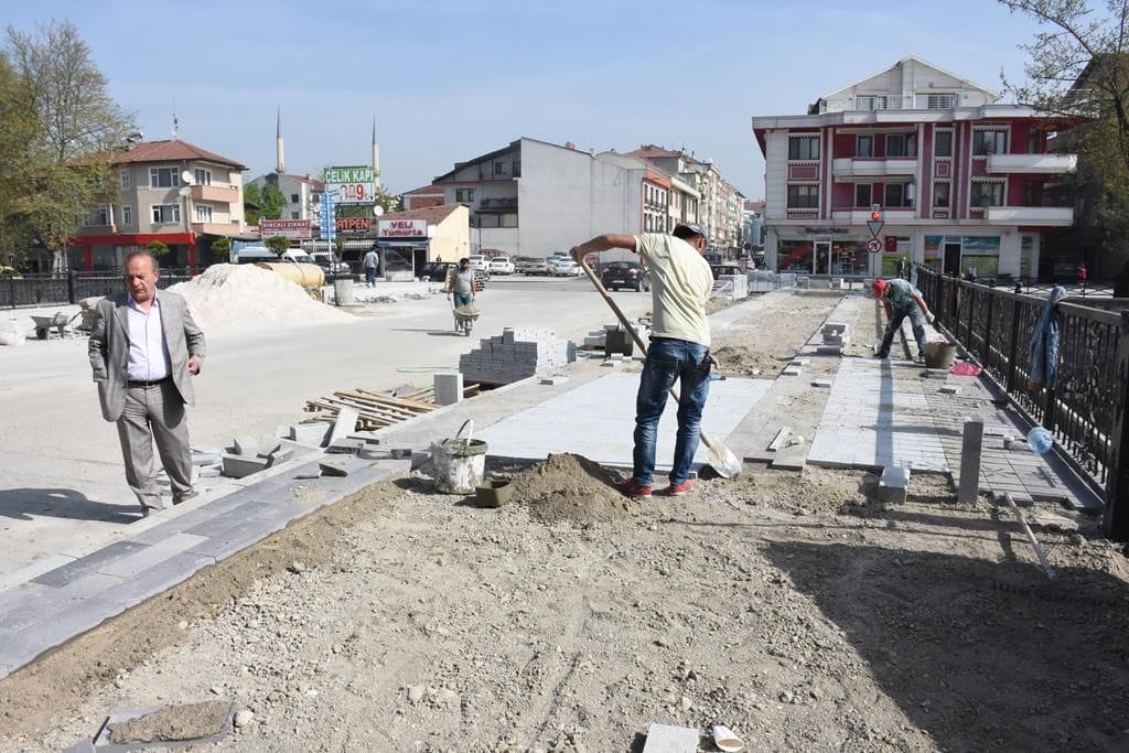 KÜÇÜKSU KÖPRÜSÜNDE KALDIRIMLAR ÖRÜLÜYOR