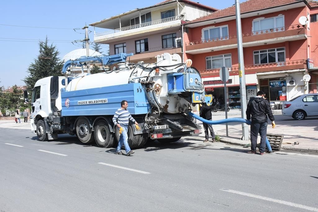 SU VE KANALİZASYON EKİPLERİ MAZGALLARI TEMİZLEDİ
