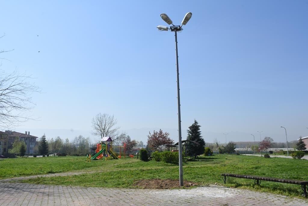 PARKLARA YENİ AYDINLATMALAR YERLEŞTİRİLDİ
