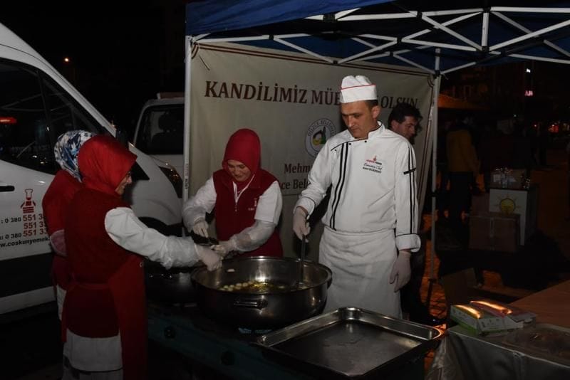 BELEDİYE LOKMA DAĞITTI