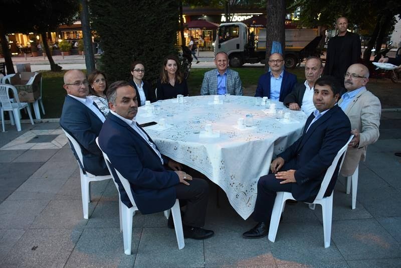BAŞKAN İLK İFTARINI VATANDAŞLA BİRLİKTE YAPTI