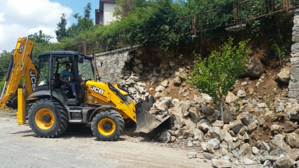 ZARAR GÖREN İSTİNAT DUVARI GÜÇLENDİRİLİYOR