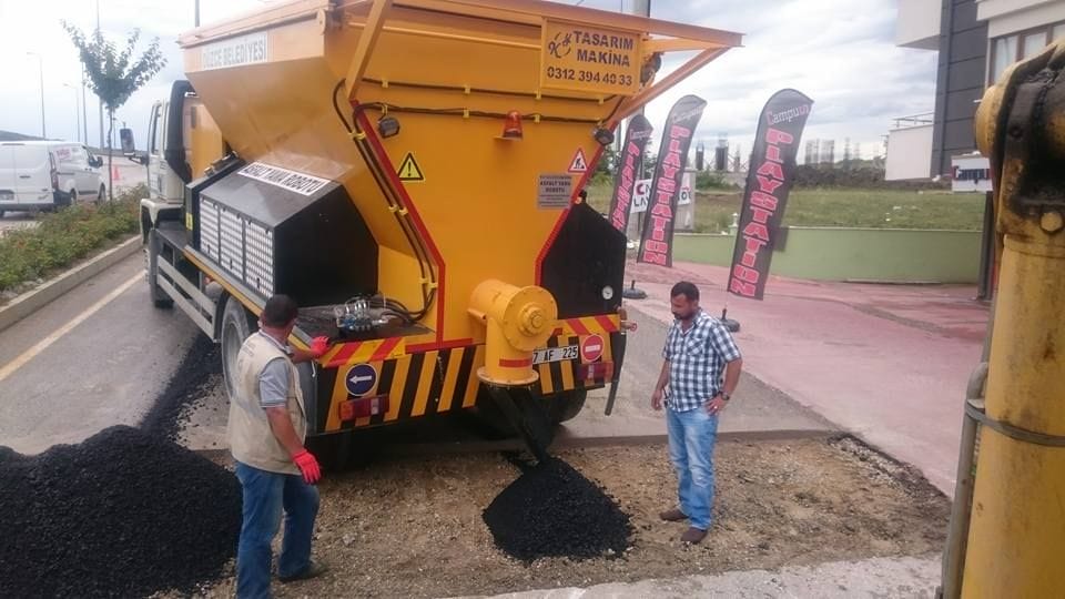 ASFALTLAMA İLE BİRLİKTE YAMA DA YAPILIYOR