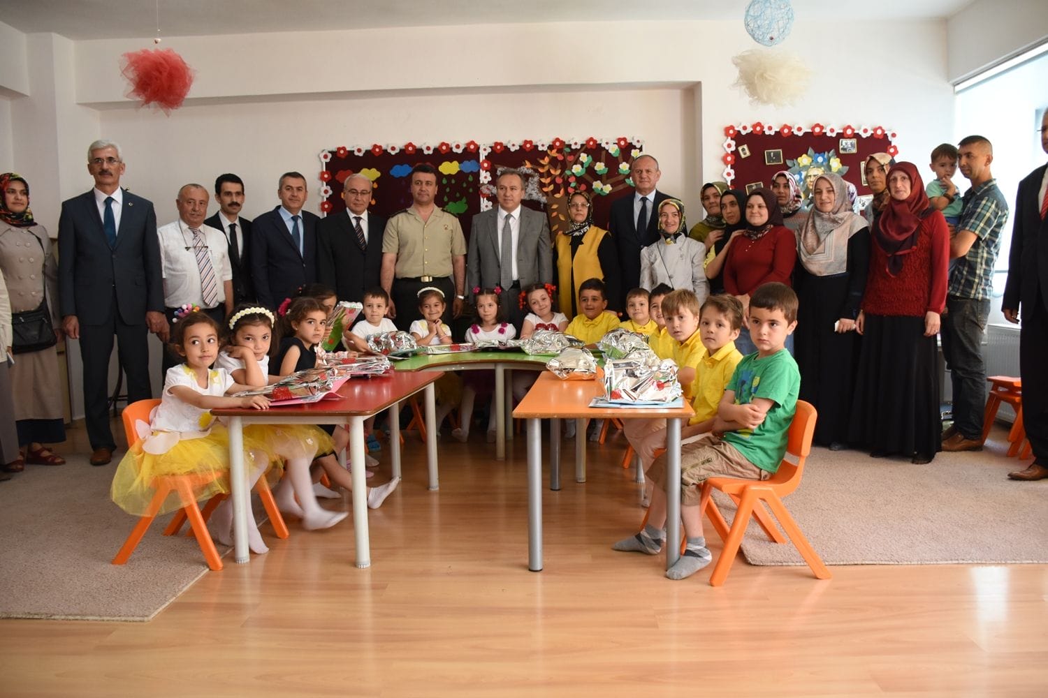 ÖĞRENCİLERİN KARNE MUTLULUĞUNU PAYLAŞTILAR