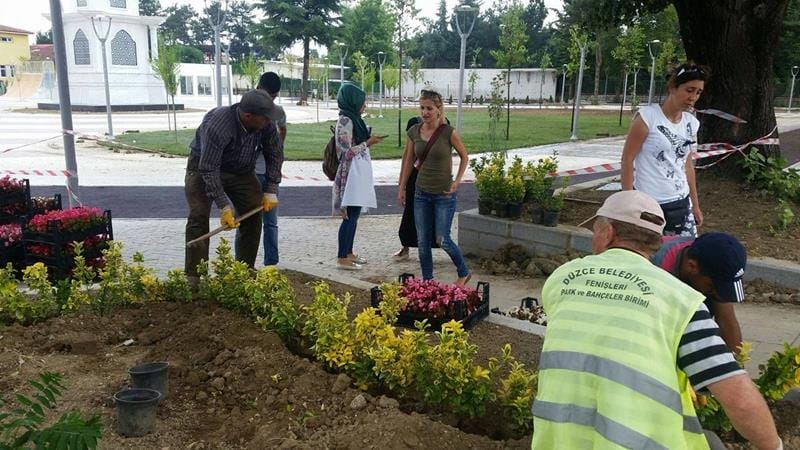 DÜZCE LİSESİ PARKINDA ÇİÇEKLENDİRME