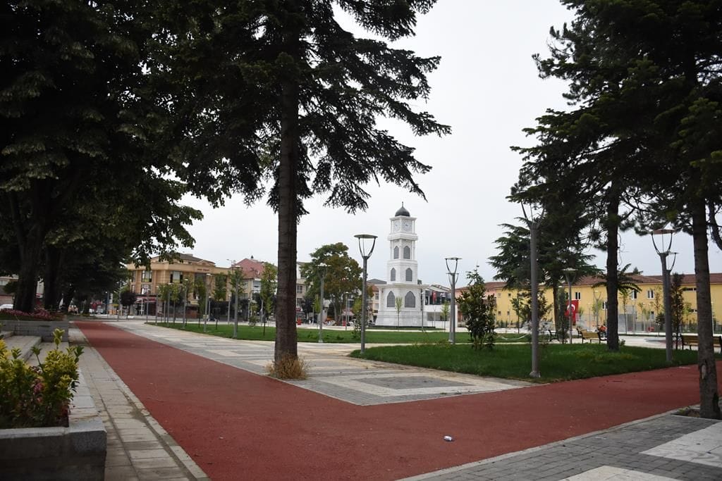 DÜZCE LİSESİ PARKINDA SON HAZIRLIKLAR