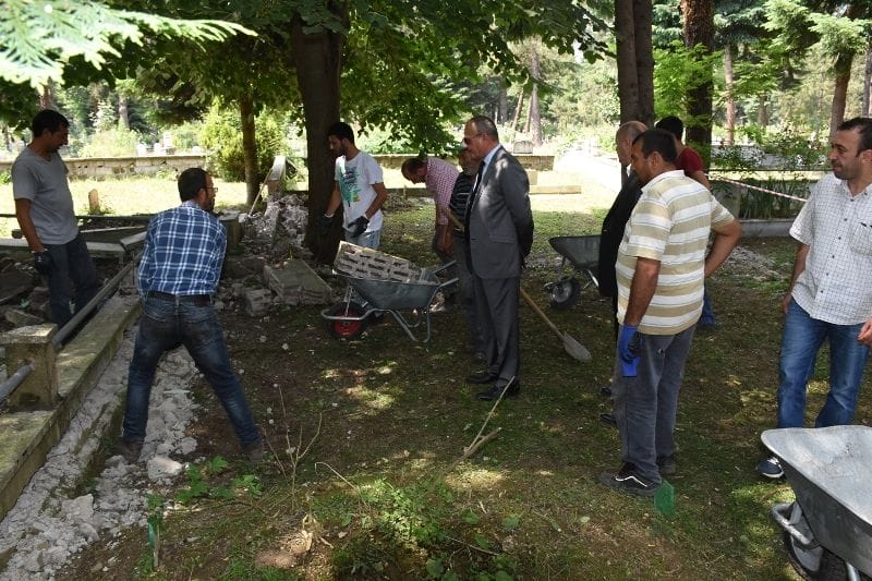 MEZARLIK ALANINA 115 BİN ÇİÇEK DİKİLDİ