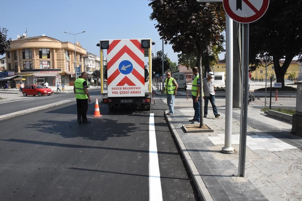 KUYUMCUZADE BULVARINDA YOL ÇİZGİLERİ DE TAMAMLANIYOR