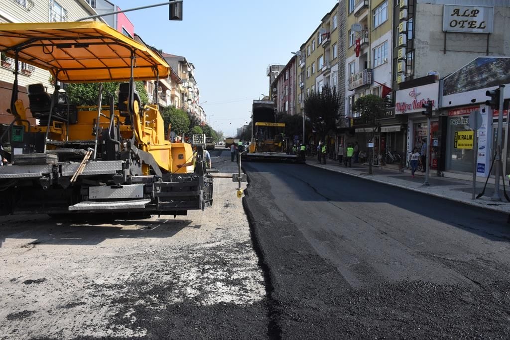 BULVARLARDA ASFALTLAMA ARALIKSIZ DEVAM EDİYOR